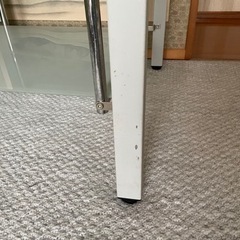 ガラステーブルの画像