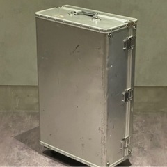 ジュラルミン製？キャリーケース