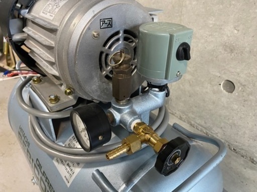 エアーコンプレッサー　30L　オイルレス　200v