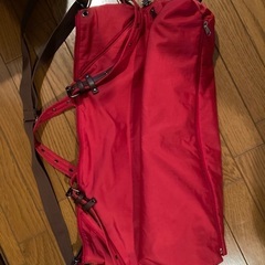赤色のショルダーにもなるバッグ