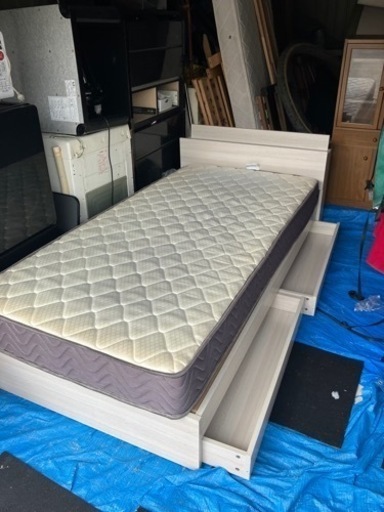 引き出し付きシングルベッド