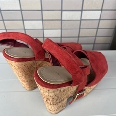 【差し上げます】厚底サンダル　黒　赤　まとめて2足の画像