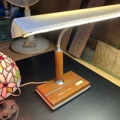 レトロなデスクライトとスタンドライトの画像