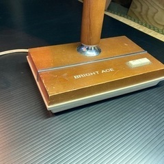 レトロなデスクライトとスタンドライトの画像