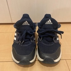 adidas スニーカーの画像