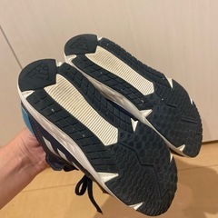 adidas スニーカーの画像