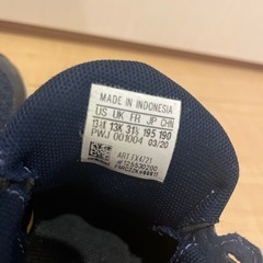 adidas スニーカーの画像