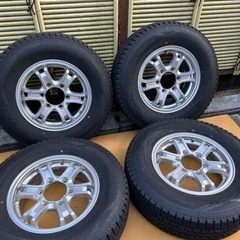 🌺ハイエースやキャラバンなど🌺195-80R15LTスタッドレスです。ホイール6穴　傷無し美品