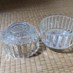 ガラス製の小皿 2個セット(刺繍レースデザイン)の画像