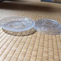 ガラス製の平小皿2個セット(刺繍レースデザイン)の画像