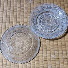 ガラス製の平小皿2個セット(刺繍レースデザイン)の画像