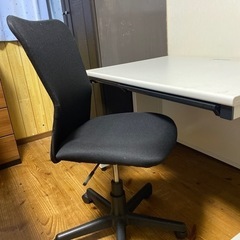 事務用デスクと椅子のセットの画像