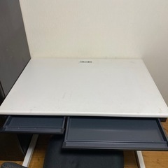 事務用デスクと椅子のセットの画像