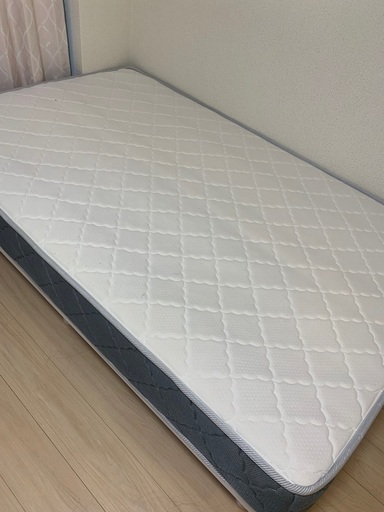 セミダブルのベッドとマットレスを取りに来てくれる方にお渡しします。