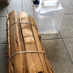 【キャンプ用品】薪、ビニール製水タンク　