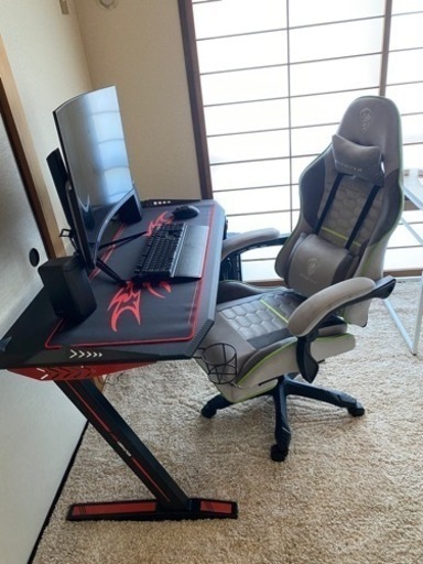 ゲーミングイスとデスクだけです