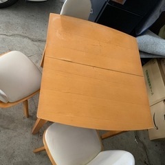 ダイニングテーブル(伸ばせるタイプ)の画像
