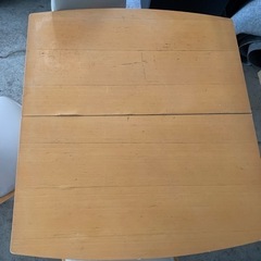 ダイニングテーブル(伸ばせるタイプ)の画像