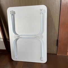 白い折り畳みテーブルの画像
