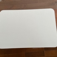 白い折り畳みテーブルの画像