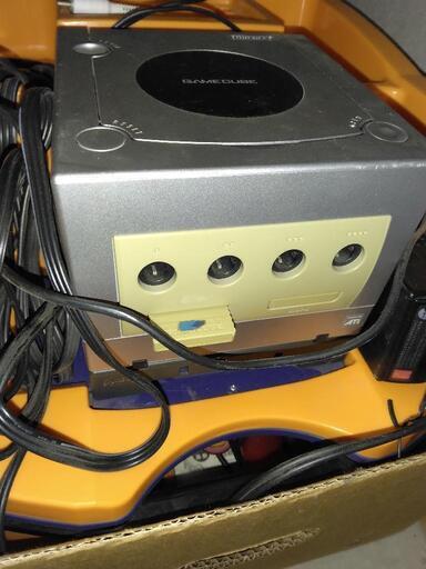 値下げ交渉OK！　ゲームキューブ本体　専用ケース(台)？付き