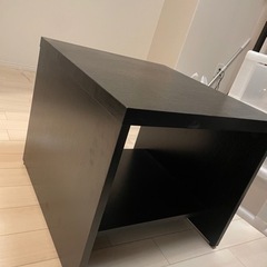 黒のサイドテーブルの画像