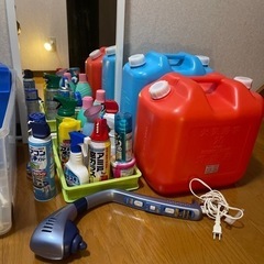 【終了】無料で鏡や灯油タンク、スプレーや洗剤、プラスチック製品をお譲りしますの画像