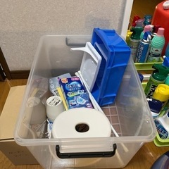 【終了】無料で鏡や灯油タンク、スプレーや洗剤、プラスチック製品をお譲りしますの画像