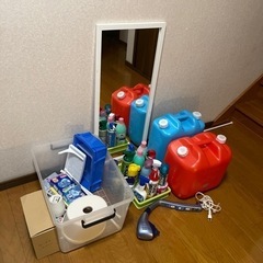 【終了】無料で鏡や灯油タンク、スプレーや洗剤、プラスチック製品をお譲りしますの画像