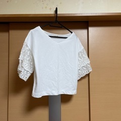 袖のレースが可愛いTシャツ