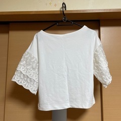 袖のレースが可愛いTシャツの画像