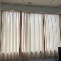 薄いカーテンの画像