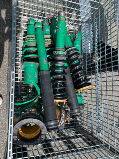 車の部品　サスペンション