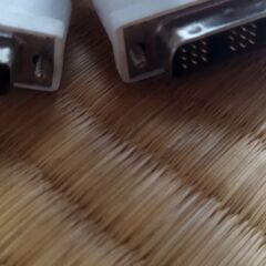 パソコンのディスプレイケーブル 白の画像