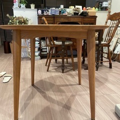 天然木ラウンドテーブルの画像