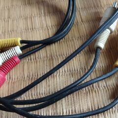中古品、ＤＶＤ、テレビ、ビデオ、オーディオ映像接続ケーブルAVコード赤白黄ピン、映像音声ステレオＲＣＡプラグ、音声端子、約 1.1ｍの画像