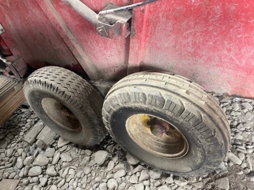 糞を撒く車
