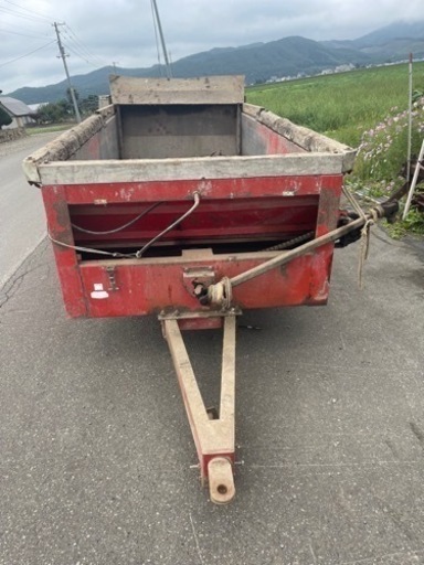 糞を撒く車