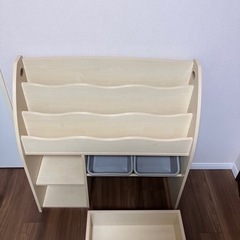 おもちゃ箱付き本棚の画像