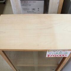 ガラス扉の飾り棚☆幅56cm☆高さ110cm☆ヤケあり☆ショーケース☆中古品☆G1075【こちらは店舗です。浜村鹿野温泉ICから3分 買取本舗 宮本リサイクル 営業時間9～19時 定休日水曜のみ←連絡できませんm(_ _)mの画像
