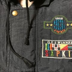 サイズ120  取り外しフード付きジャンバー　バック刺繍　(株)ワールドの画像