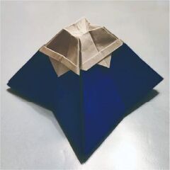 下吉田レトロ商店街で富士山の折り紙を折るボランティア