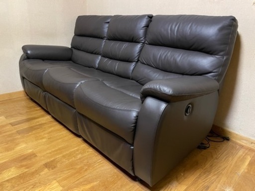 ニトリの電動リクライニングソファ（本革・3人掛け）