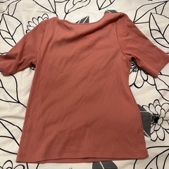 リブ トップスの画像