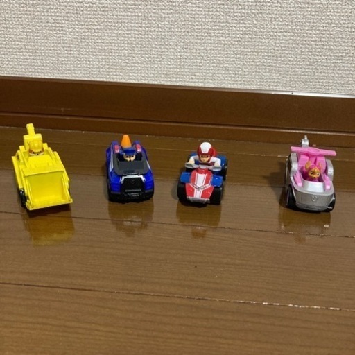 パウパトロール5台と図鑑のセットです。