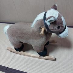 馬のロッキングチェア。乗って遊べます。
