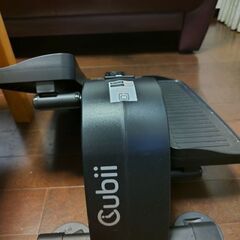 椅子に座ってペダルを動かす健康器具Cubii