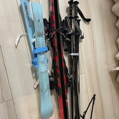 スキー板大人用と子供用の画像