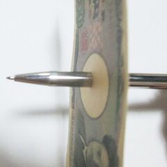 新品・送料無料！パーフェクトペン銀色・手品マジック・手渡し可能・お札を貫通するペン・お札にペン・ペンスルーエニシング・ボールペンの画像
