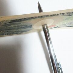 新品・送料無料！パーフェクトペン銀色・手品マジック・手渡し可能・お札を貫通するペン・お札にペン・ペンスルーエニシング・ボールペンの画像